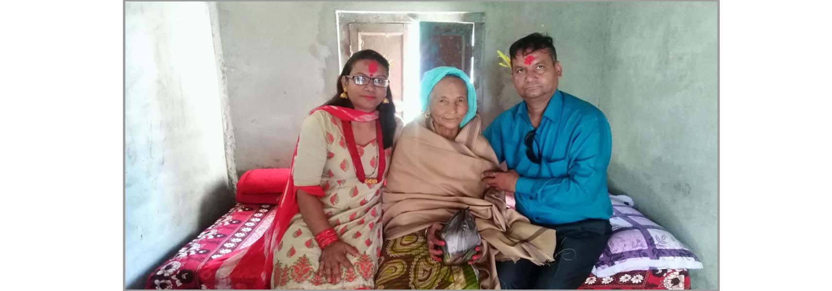 जेष्ठ नागरिकलाई दोसल्ला र ढाका टोेपी, समाजसेवी देबेन्द्रको दशैं