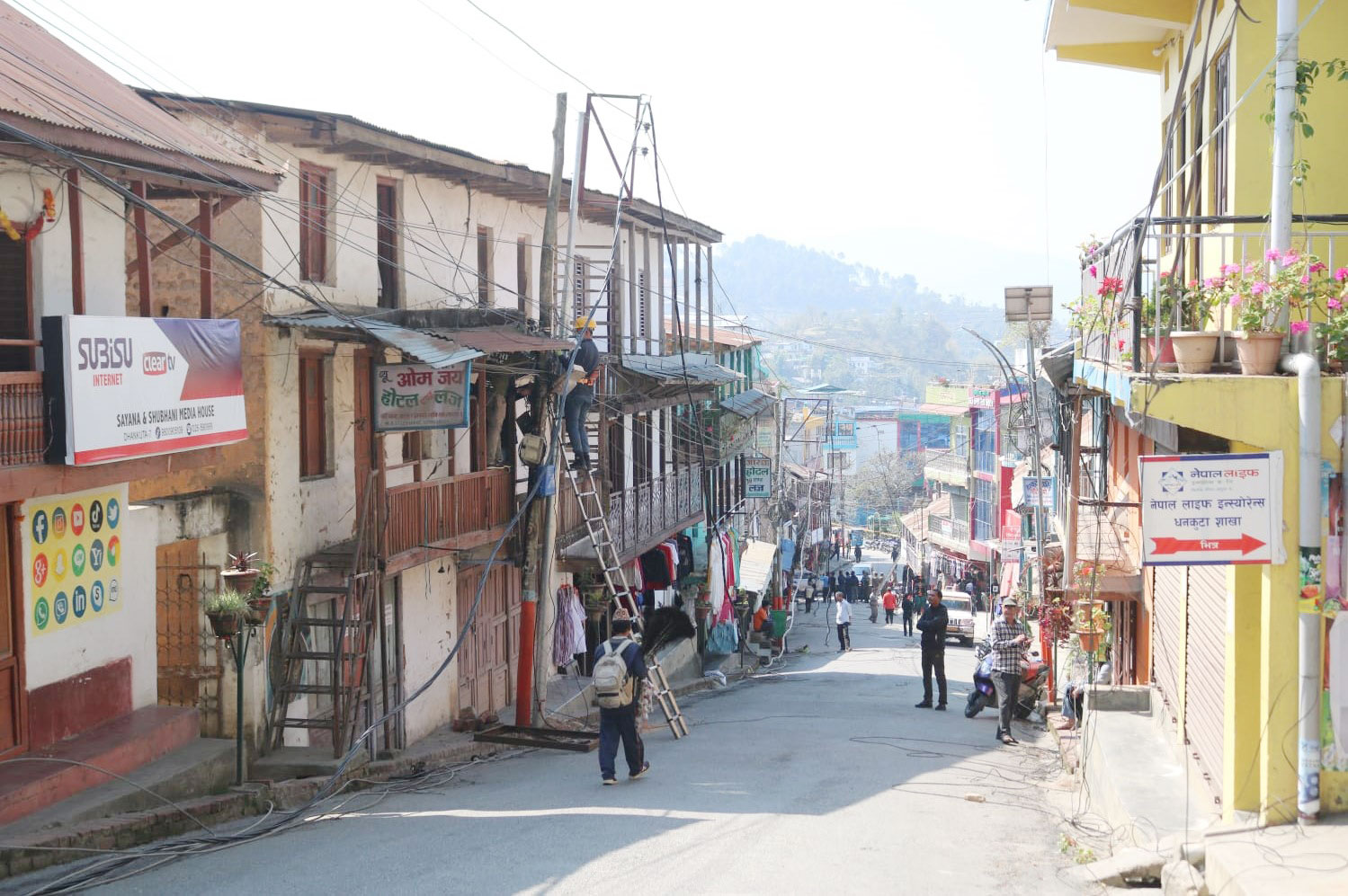 धनकुटा बजारमा विद्युतको नाङ्गो तार हटाइँदै