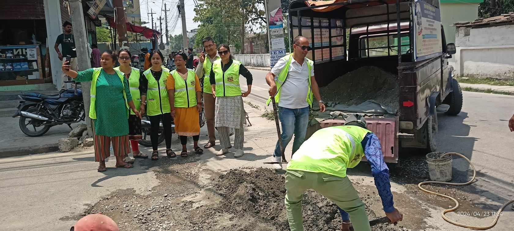 विराटनगरका सडक खाल्डाे पुर्दै “दर्शन नेपाल”