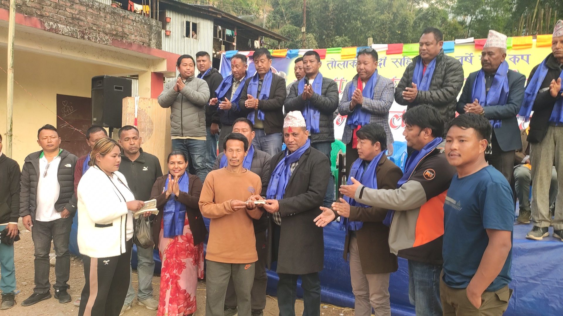 नेका केन्द्रीय सदस्य पराजुलीले बाँडे संखुवासभा बाह्रबिसेका आगलागि पिडितलाई राहत